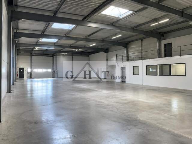 À LA LOCATION UN LOCAL DE 674m² - FRANCONVILLE — photo du bien