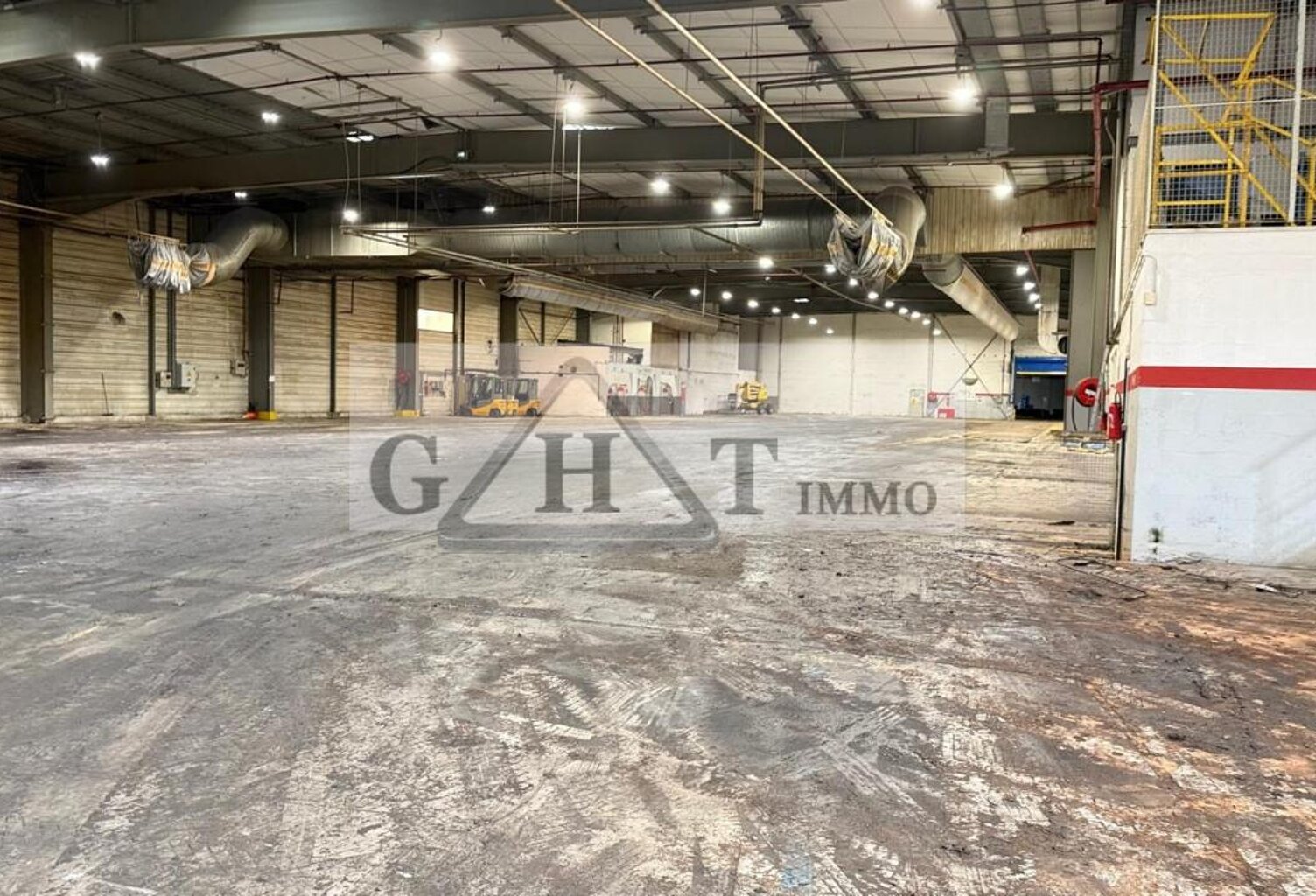ENTREPÔT BUREAUX DE 7 663 M² À VENDRE À MEAUX — photo 1