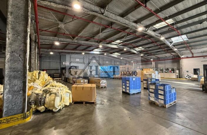 ENTREPÔT BUREAUX DE 7 663 M² À VENDRE À MEAUX — photo 3