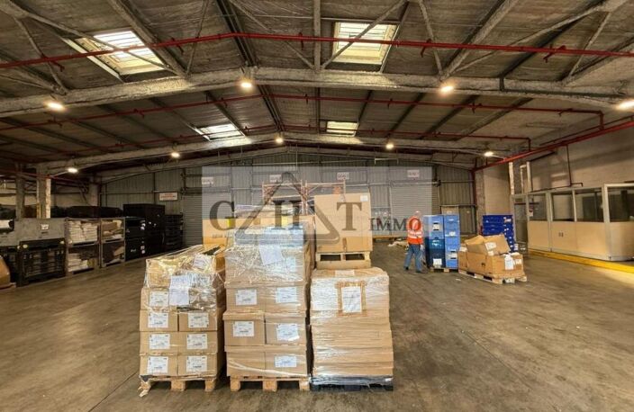 ENTREPÔT BUREAUX DE 7 663 M² À VENDRE À MEAUX — photo 4