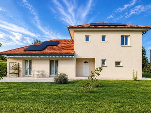 Belle maison familiale avec 4 chambres, grand garage et jardin arboré — photo du bien