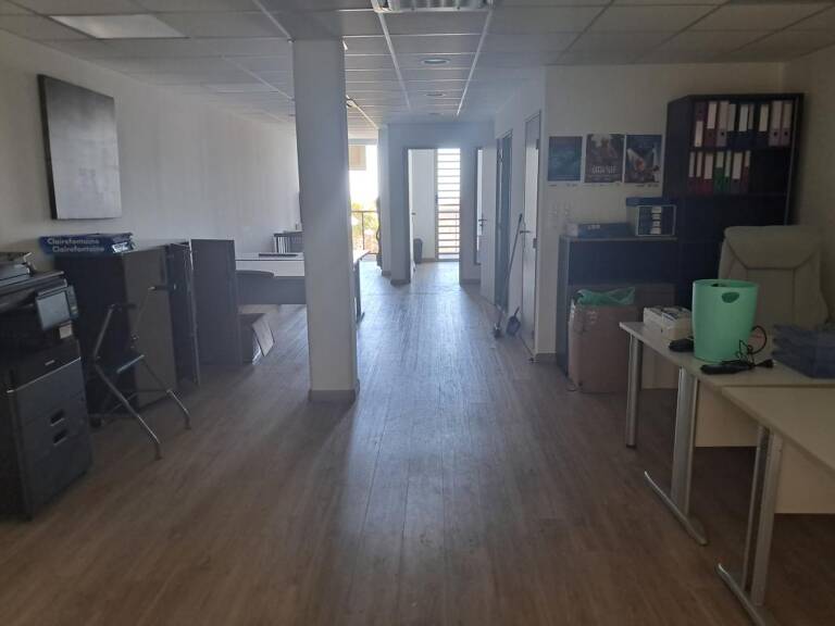 Bureau de 65.5m² + 10.5m² de terrasse — photo 1