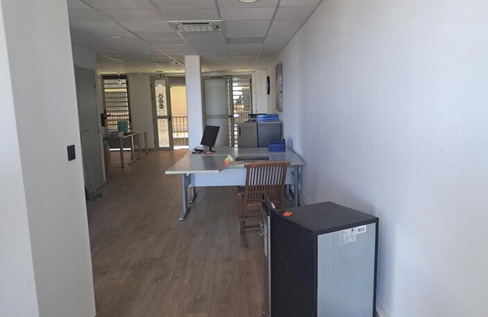 Bureau de 65.5m² + 10.5m² de terrasse — photo 2