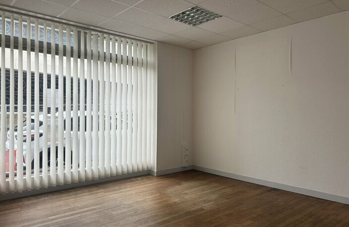 BUREAUX / LOCAL COMMERCIAL A LOUER — photo 2