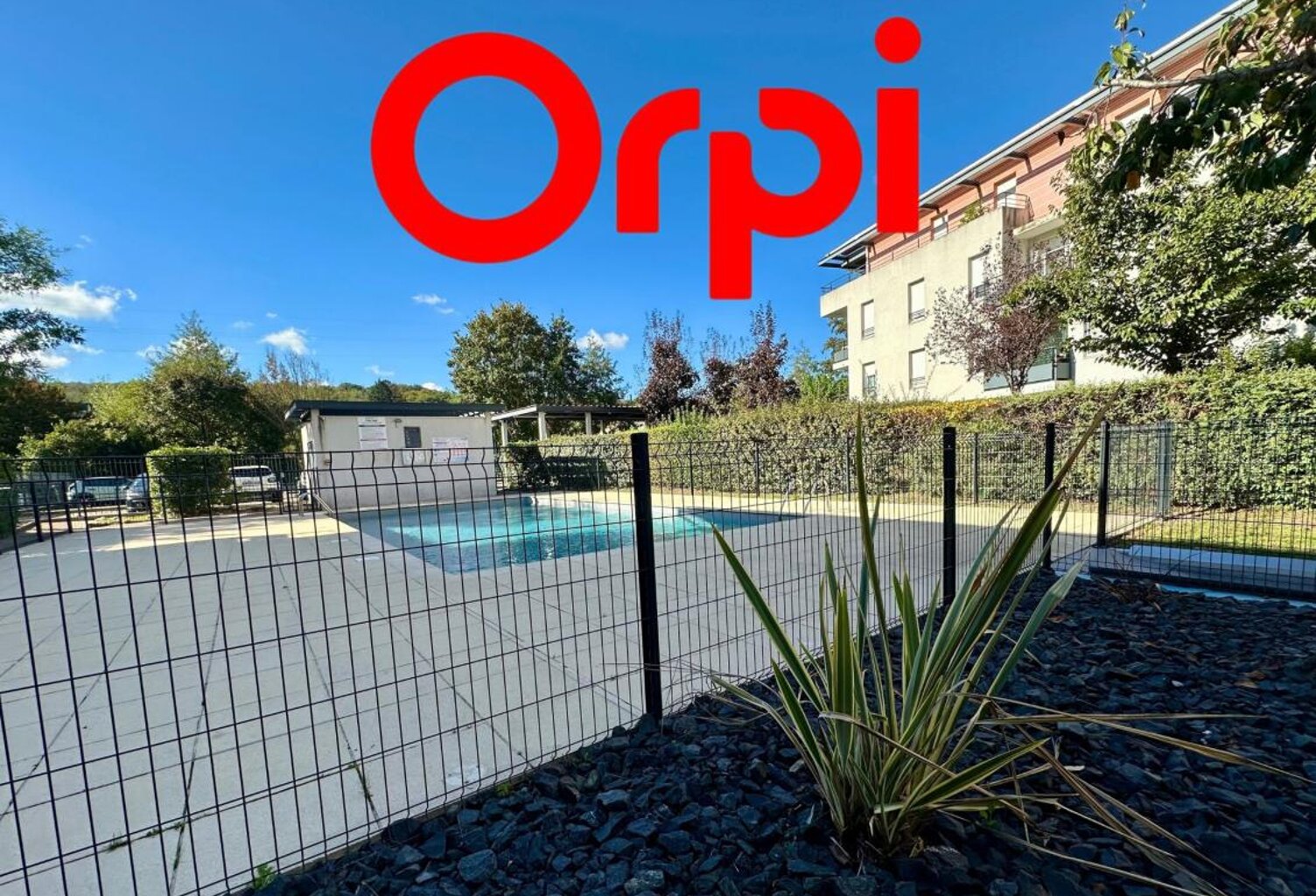 T3 en RDJ lumineux avec terrasse, piscine et 2 parkings — La Verpillière — photo 1