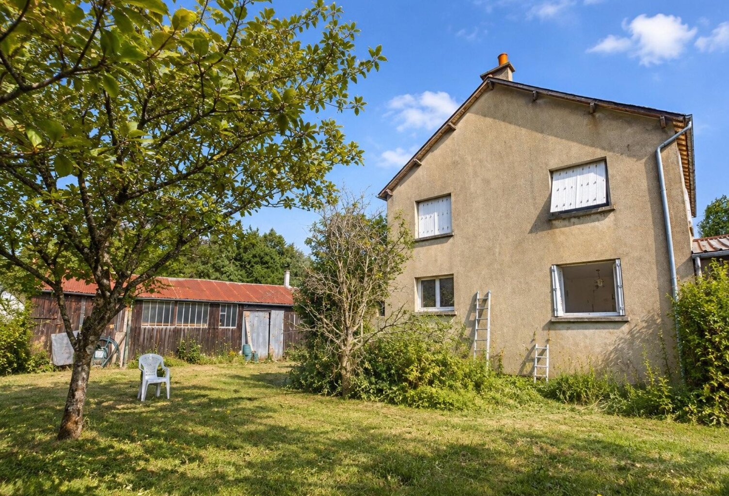 Une maison familiale, de l'espace et deux belles dépendances — photo 1