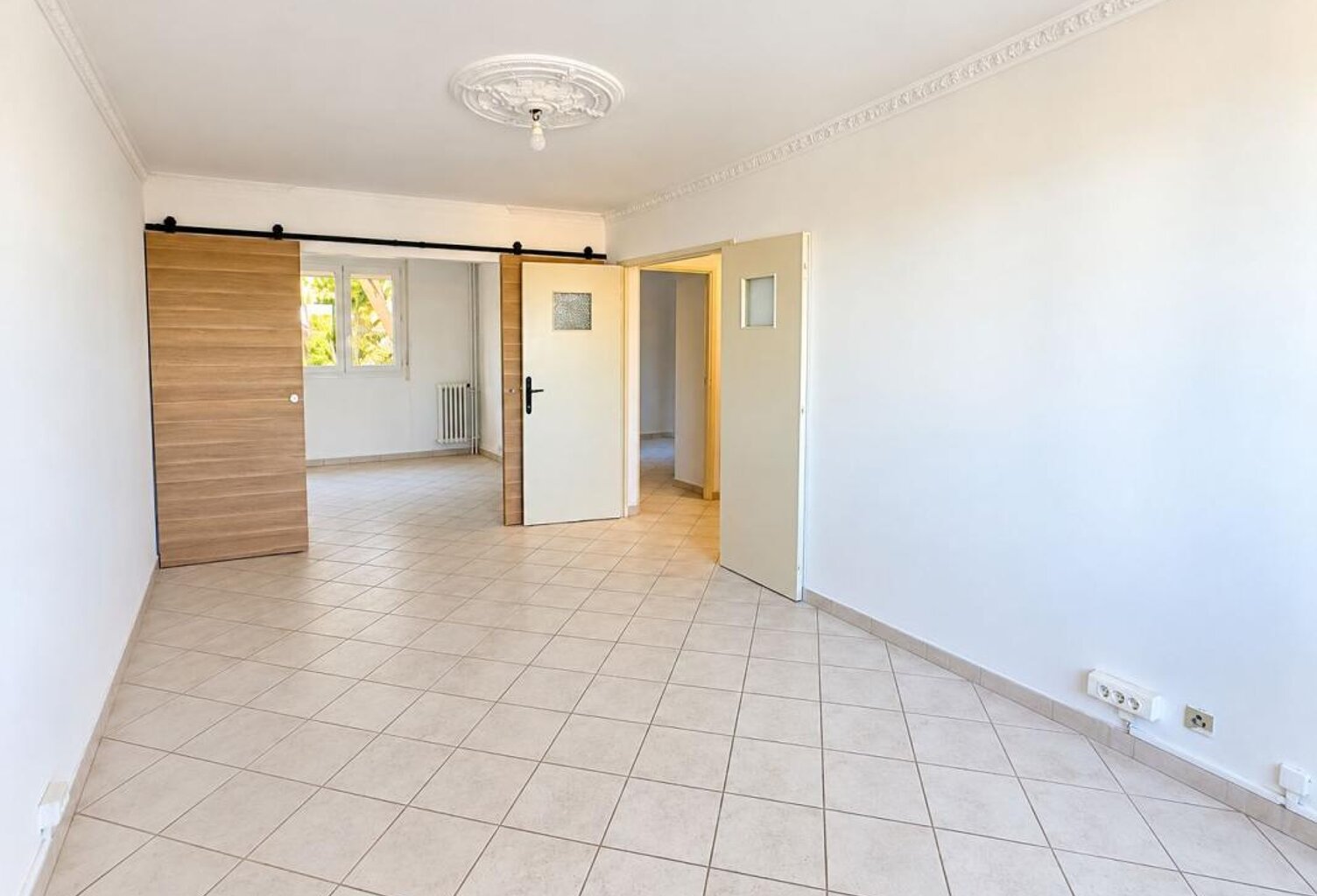 T3 avec ascenseur et vue étang, à rafraichir — photo 1