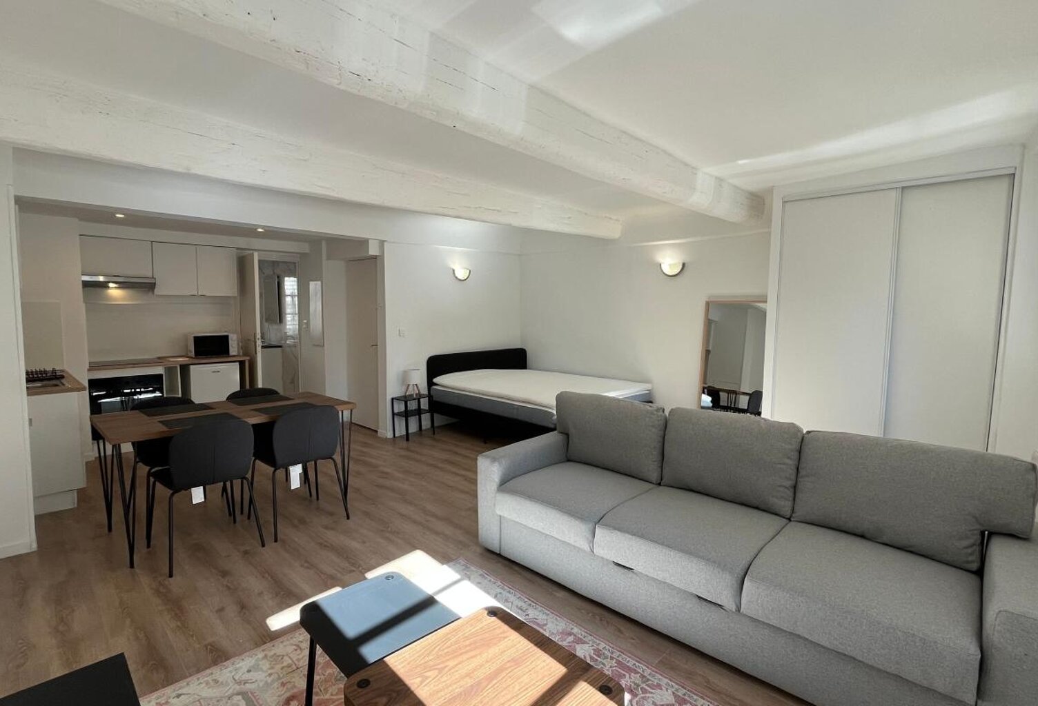 A LOUER - APPARTEMENT T2 MEUBLÉ - TOULON CENTRE VILLE — photo 1