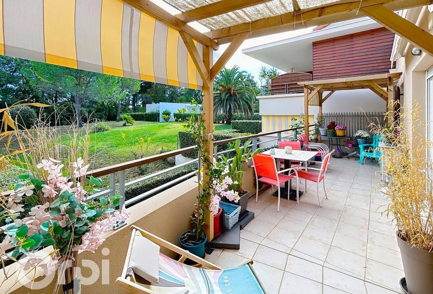 T3 avec grande terrasse, piscine, garage et stationnement — photo 1