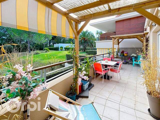 T3 avec grande terrasse, piscine, garage et stationnement — photo du bien