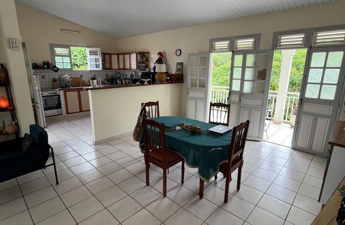 Maison traditionnelle avec jardin et espaces extérieurs — photo 2
