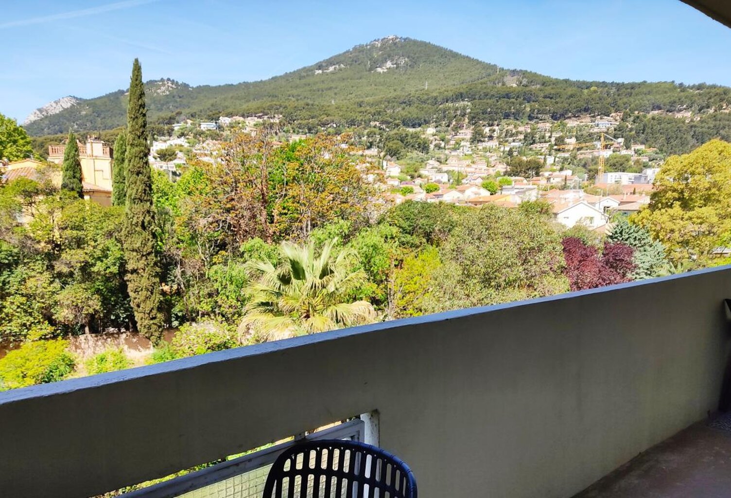 Toulon Est  ( 83000 ) Appartement À Vendre type 3 loué - 52m² - ascenseur et parking collectif — photo 1