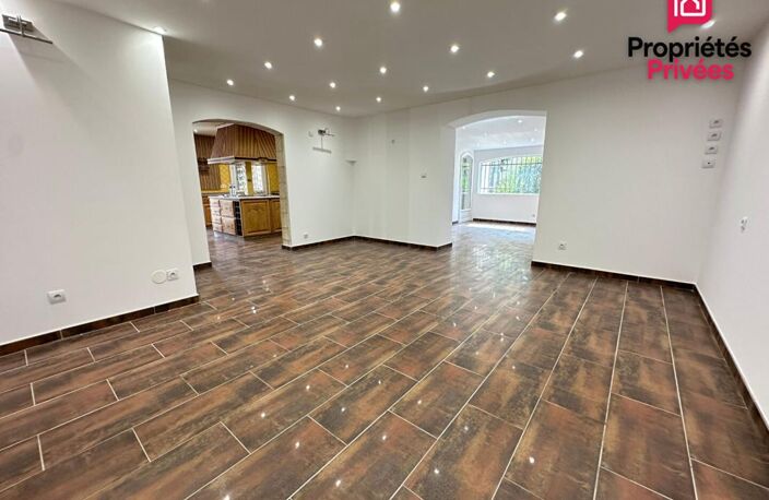 Miramas - Maison familiale de plus de 300 m² avec piscine couverte, T3 indépendant et grand garage — photo 3