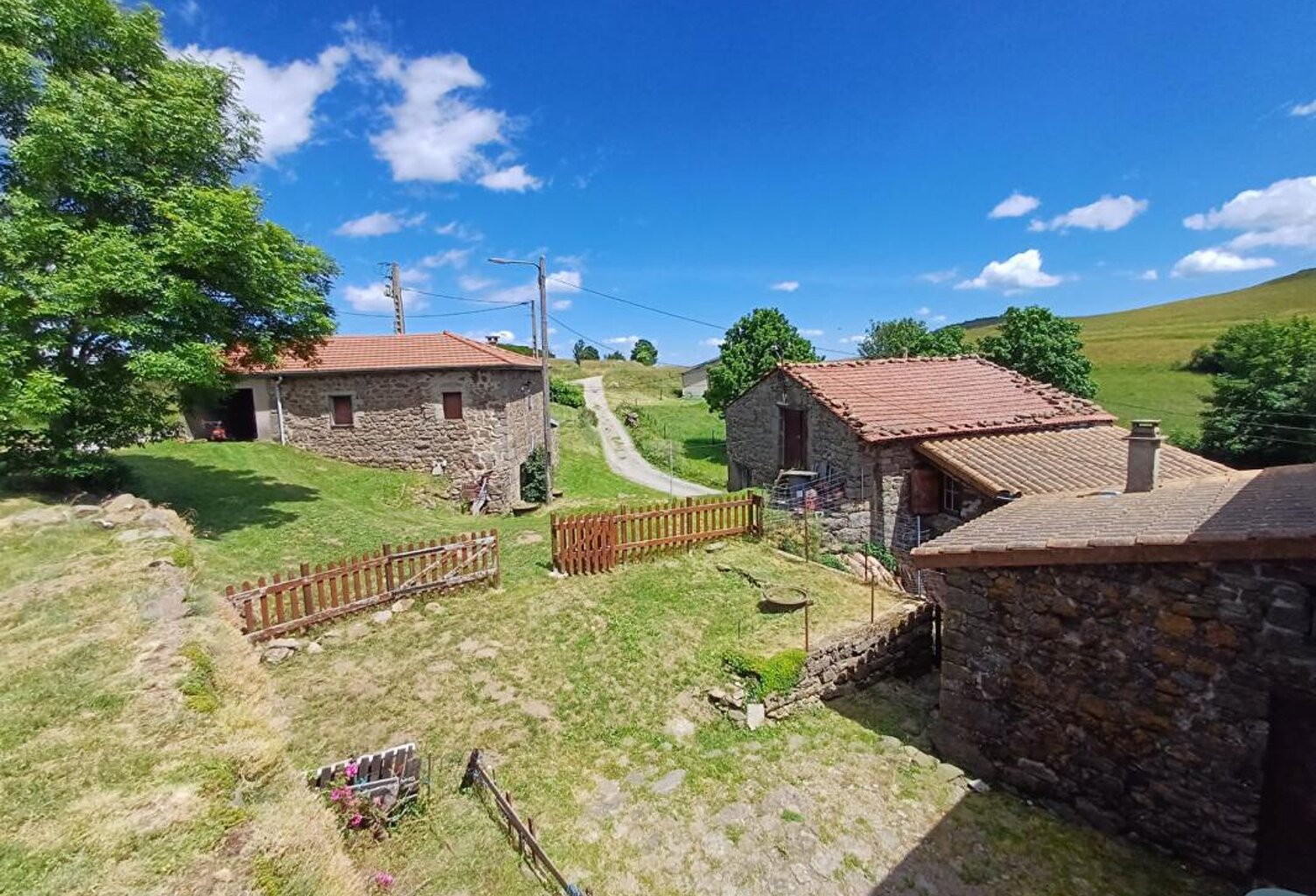 Maison 100m² en pierres avec dépendances — photo 1