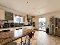 TRANS-EN-PROVENCE - MAISON FAMILIALE DE 200 M² AVEC 3 GARAGES, TERRAIN PISCINABLE ET BEAU POTENTIEL — photo 3