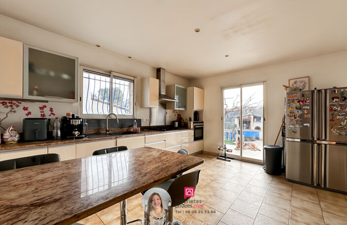 TRANS-EN-PROVENCE - MAISON FAMILIALE DE 200 M² AVEC 3 GARAGES, TERRAIN PISCINABLE ET BEAU POTENTIEL — photo 3