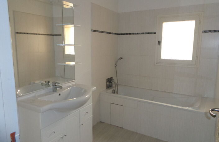 Location appartement 4 pièces 75 m² à Draguignan (83300) — photo 3