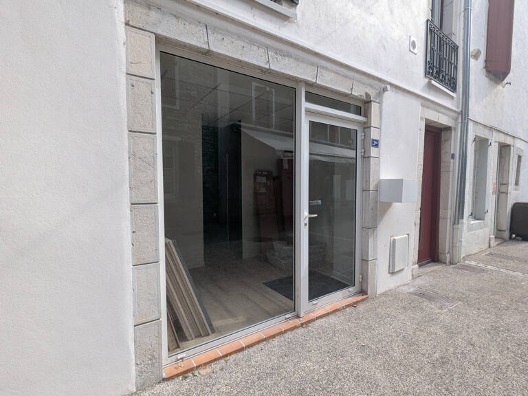 Local commercial de 20 m2 à louer au centre à Saint-Palais. — photo 1