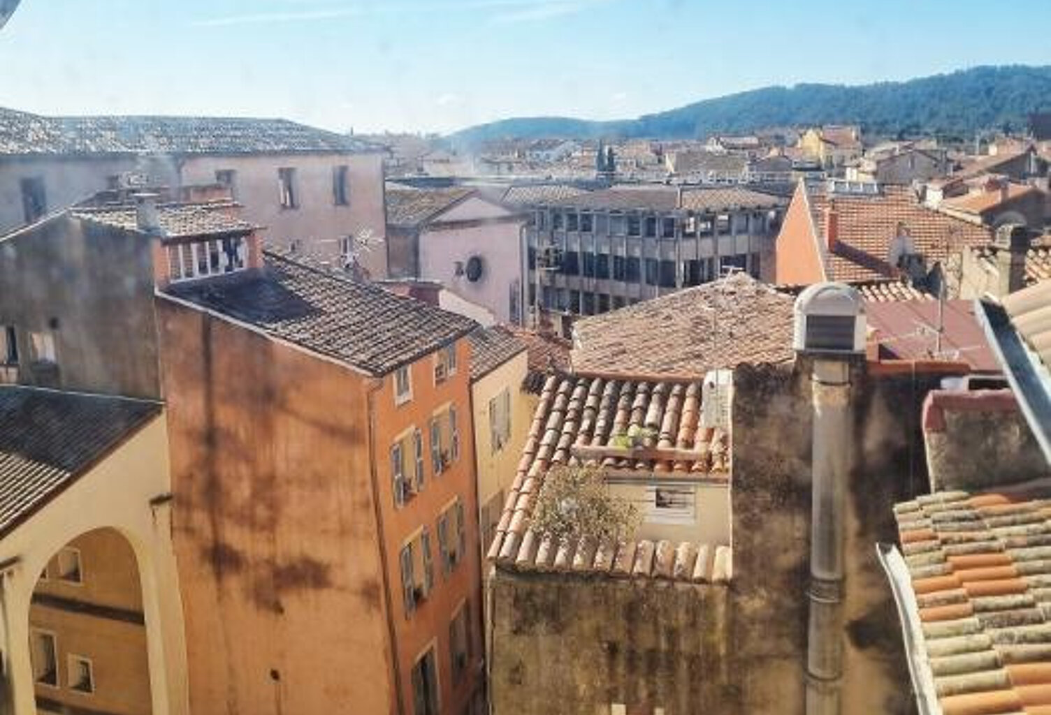 Exclusivité Draguignan centre F2 traversant au dernier étage — photo 1