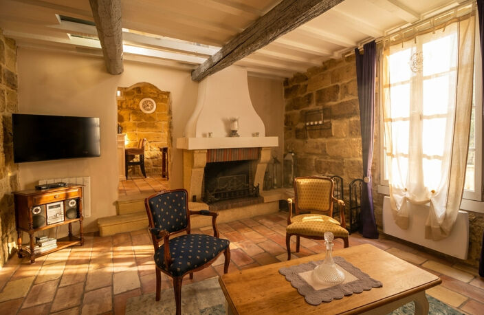 UZES CENTRE HISTORIQUE : Maison de charme P5 3 chambres — photo 3