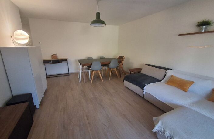 Location appartement 4 pièces 82 m² à Villeurbanne (69100) — photo 2