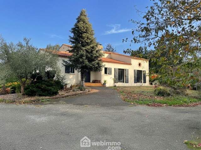 Maison - 190m² - SAINT AVAUGOURD DES LANDES — photo du bien