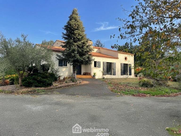 Maison - 190m² - SAINT AVAUGOURD DES LANDES — photo 1