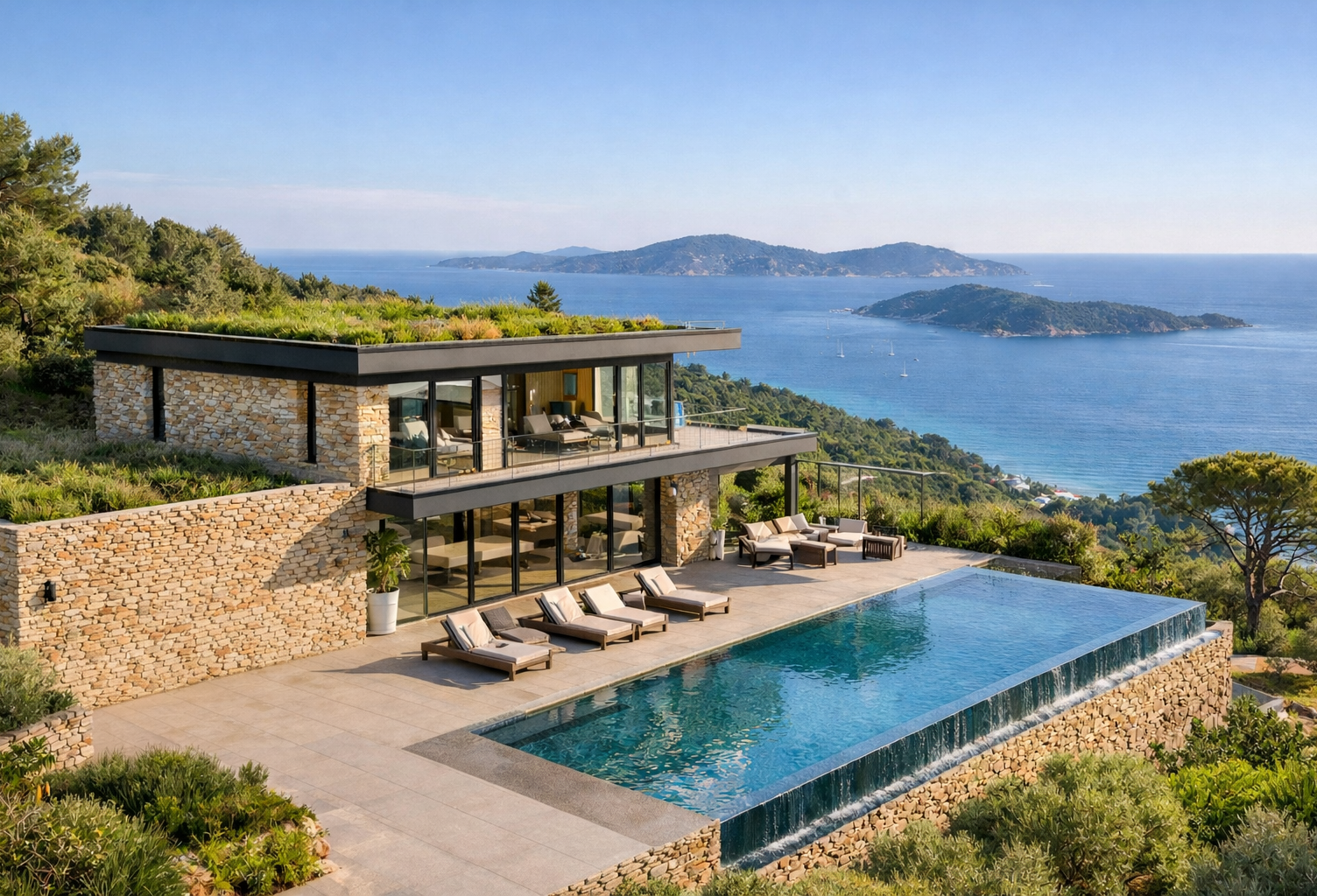 * INCROYABLE VUE SUR LA BAIE DU RAYOL - VILLA T5 AVEC PISCINE A DEBORDEMENT — photo 1
