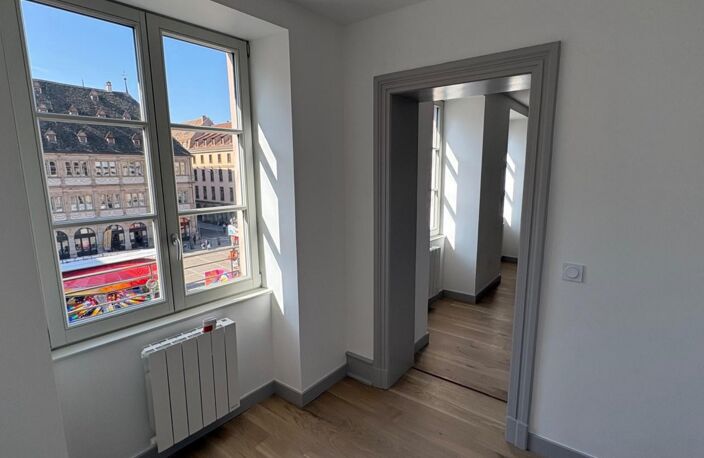 Prestige & Histoire – 3 pièces avec vue Cathédrale et Place Gutenberg-Appartement 75 m² 0 pièces — photo 2