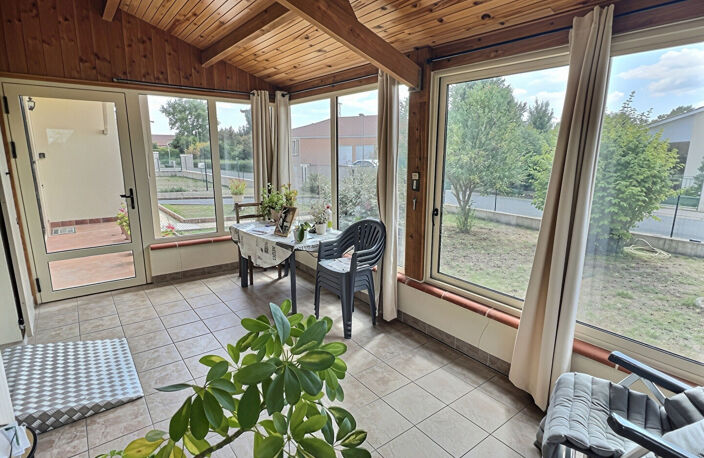 Située à Castelmoron-sur-Lot, au coeur d'un quartier calme et recherché, cette agréable maison de plain-pied développe une surface habitable de 110,51 m² sur un terrain arboré de 653 m². Son emplacement est idéal, à seulement deux minutes des commerces et — photo 2