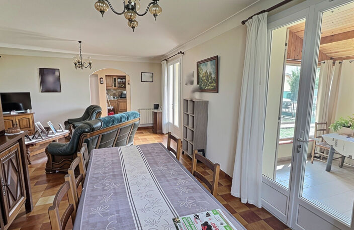 Située à Castelmoron-sur-Lot, au coeur d'un quartier calme et recherché, cette agréable maison de plain-pied développe une surface habitable de 110,51 m² sur un terrain arboré de 653 m². Son emplacement est idéal, à seulement deux minutes des commerces et — photo 3