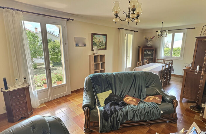Située à Castelmoron-sur-Lot, au coeur d'un quartier calme et recherché, cette agréable maison de plain-pied développe une surface habitable de 110,51 m² sur un terrain arboré de 653 m². Son emplacement est idéal, à seulement deux minutes des commerces et — photo 4