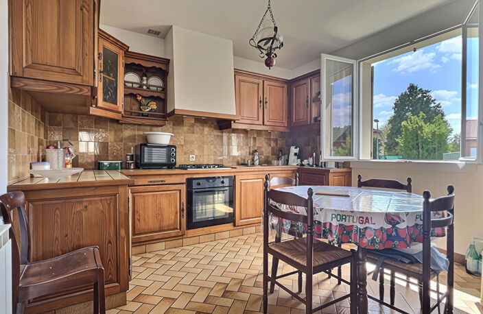 Située à Castelmoron-sur-Lot, au coeur d'un quartier calme et recherché, cette agréable maison de plain-pied développe une surface habitable de 110,51 m² sur un terrain arboré de 653 m². Son emplacement est idéal, à seulement deux minutes des commerces et — photo 5