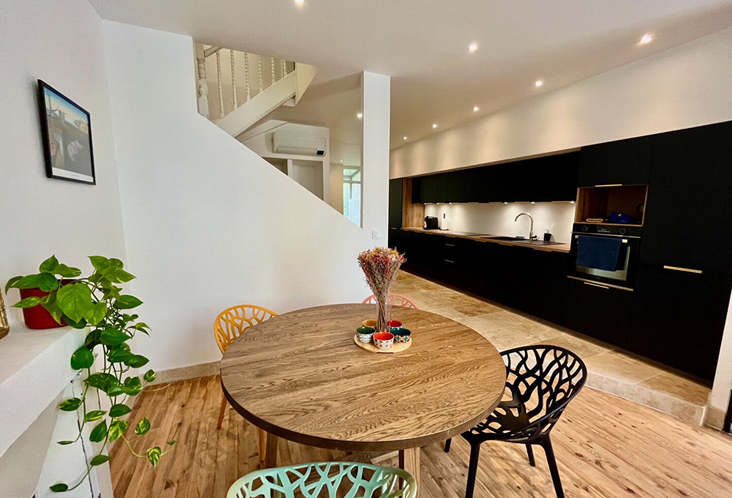 Maison de ville avec jardin à Villeneuve sur Lot d'environ 90m2 composé de 2 chambres et un bureau. La maison se compose d'un pièce de vie toute ouverte avec salle à manger, cuisine, salon donnant sur une véranda et un jardin. La maison est située dans un — photo 1