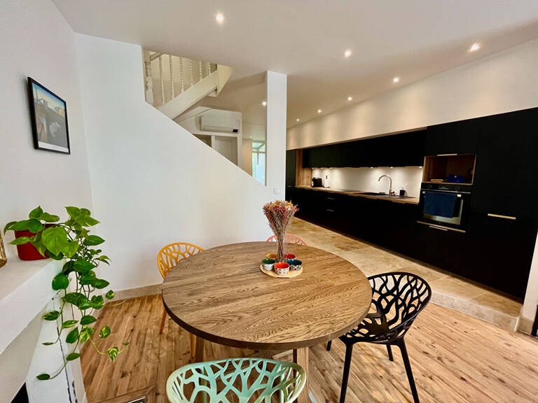 Maison de ville avec jardin à Villeneuve sur Lot d'environ 90m2 composé de 2 chambres et un bureau. La maison se compose d'un pièce de vie toute ouverte avec salle à manger, cuisine, salon donnant sur une véranda et un jardin. La maison est située dans un — photo 1