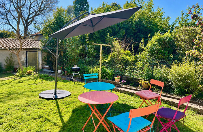 Maison de ville avec jardin à Villeneuve sur Lot d'environ 90m2 composé de 2 chambres et un bureau. La maison se compose d'un pièce de vie toute ouverte avec salle à manger, cuisine, salon donnant sur une véranda et un jardin. La maison est située dans un — photo 2