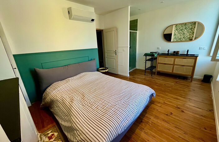 Maison de ville avec jardin à Villeneuve sur Lot d'environ 90m2 composé de 2 chambres et un bureau. La maison se compose d'un pièce de vie toute ouverte avec salle à manger, cuisine, salon donnant sur une véranda et un jardin. La maison est située dans un — photo 3