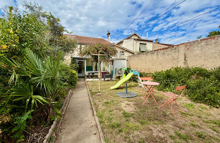 Maison de ville avec jardin à Villeneuve sur Lot d'environ 90m2 composé de 2 chambres et un bureau. La maison se compose d'un pièce de vie toute ouverte avec salle à manger, cuisine, salon donnant sur une véranda et un jardin. La maison est située dans un — photo 4