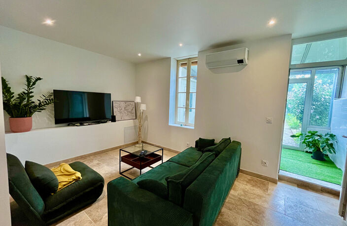 Maison de ville avec jardin à Villeneuve sur Lot d'environ 90m2 composé de 2 chambres et un bureau. La maison se compose d'un pièce de vie toute ouverte avec salle à manger, cuisine, salon donnant sur une véranda et un jardin. La maison est située dans un — photo 5