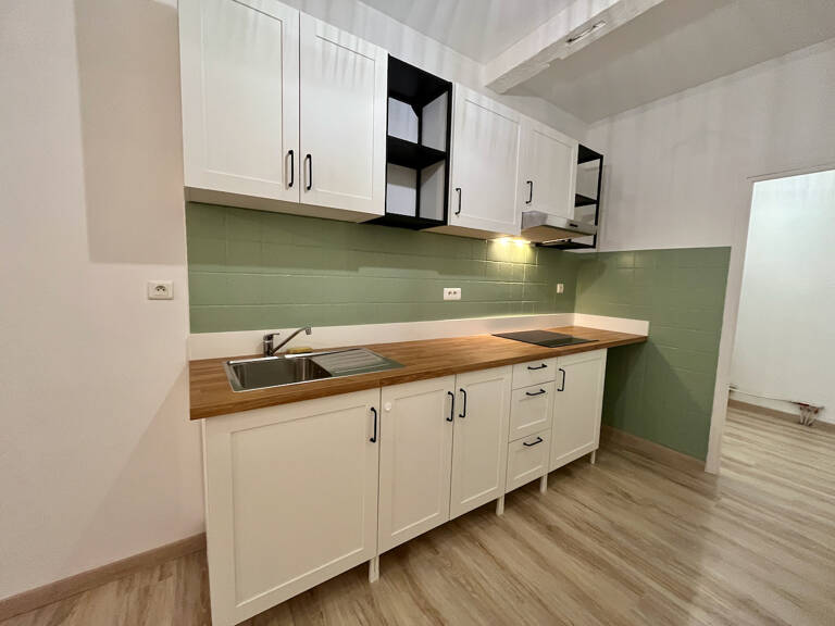 Casseneuil, situé au premier étage dans une résidence calme de 5 logements,  cet appartement  de 44 m² refait à neuf comprend une pièce de vie avec cuisine équipée (plaques, hotte, placards hauts et bas), chambre avec grand placard, salle d'eau, WC indépe — photo 1