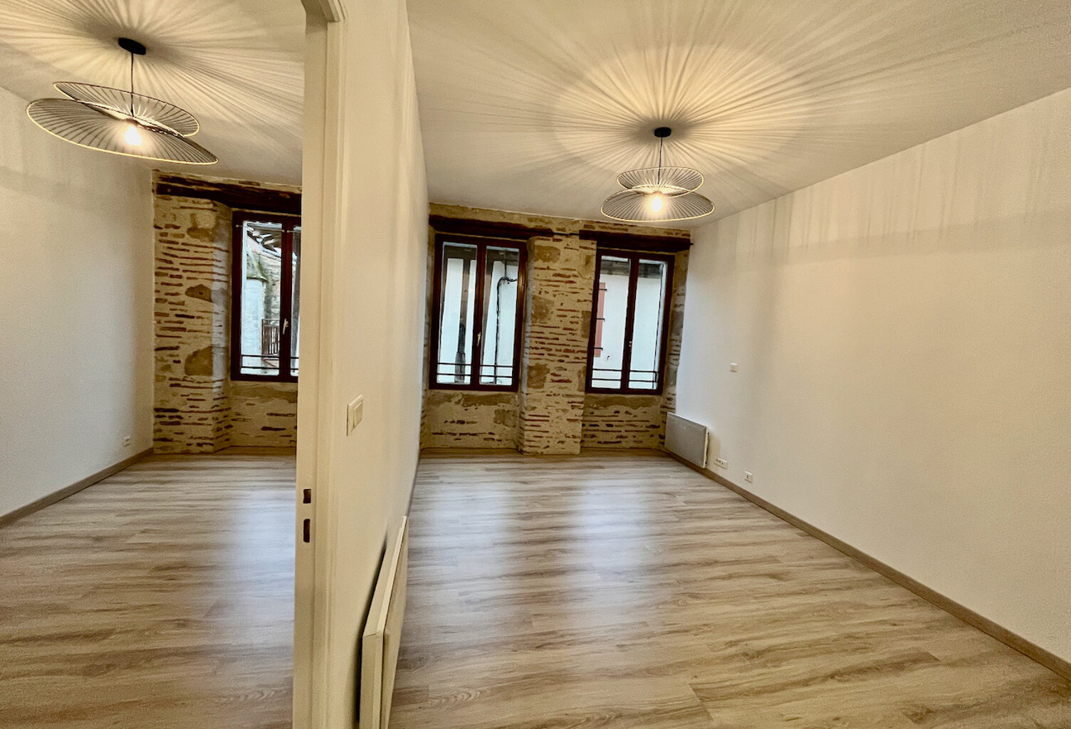 Casseneuil, situé au premier étage dans une résidence calme de 5 logements,  cet appartement  de 44 m² refait à neuf comprend une pièce de vie avec cuisine équipée (plaques, hotte, placards hauts et bas), chambre avec grand placard, salle d'eau, WC indépe — photo 1