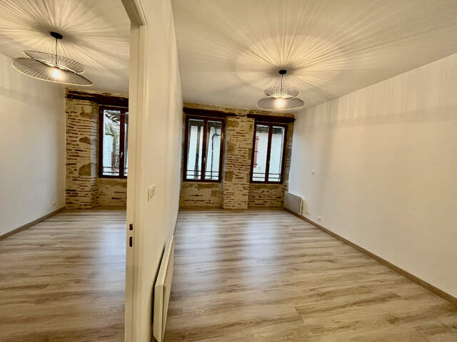Casseneuil, situé au premier étage dans une résidence calme de 5 logements,  cet appartement  de 44 m² refait à neuf comprend une pièce de vie avec cuisine équipée (plaques, hotte, placards hauts et bas), chambre avec grand placard, salle d'eau, WC indépe — photo du bien