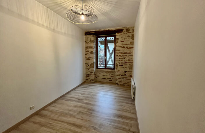 Casseneuil, situé au premier étage dans une résidence calme de 5 logements,  cet appartement  de 44 m² refait à neuf comprend une pièce de vie avec cuisine équipée (plaques, hotte, placards hauts et bas), chambre avec grand placard, salle d'eau, WC indépe — photo 2