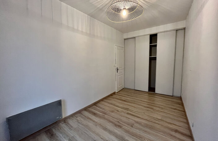 Casseneuil, situé au premier étage dans une résidence calme de 5 logements,  cet appartement  de 44 m² refait à neuf comprend une pièce de vie avec cuisine équipée (plaques, hotte, placards hauts et bas), chambre avec grand placard, salle d'eau, WC indépe — photo 3