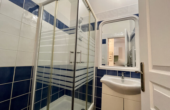 Casseneuil, situé au premier étage dans une résidence calme de 5 logements,  cet appartement  de 44 m² refait à neuf comprend une pièce de vie avec cuisine équipée (plaques, hotte, placards hauts et bas), chambre avec grand placard, salle d'eau, WC indépe — photo 4