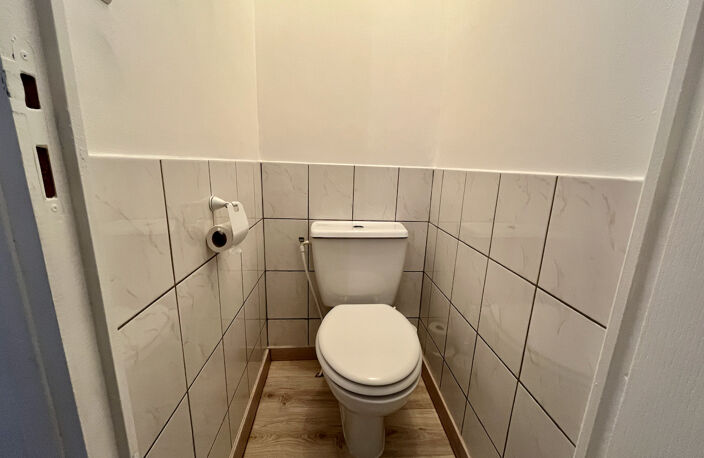 Casseneuil, situé au premier étage dans une résidence calme de 5 logements,  cet appartement  de 44 m² refait à neuf comprend une pièce de vie avec cuisine équipée (plaques, hotte, placards hauts et bas), chambre avec grand placard, salle d'eau, WC indépe — photo 5
