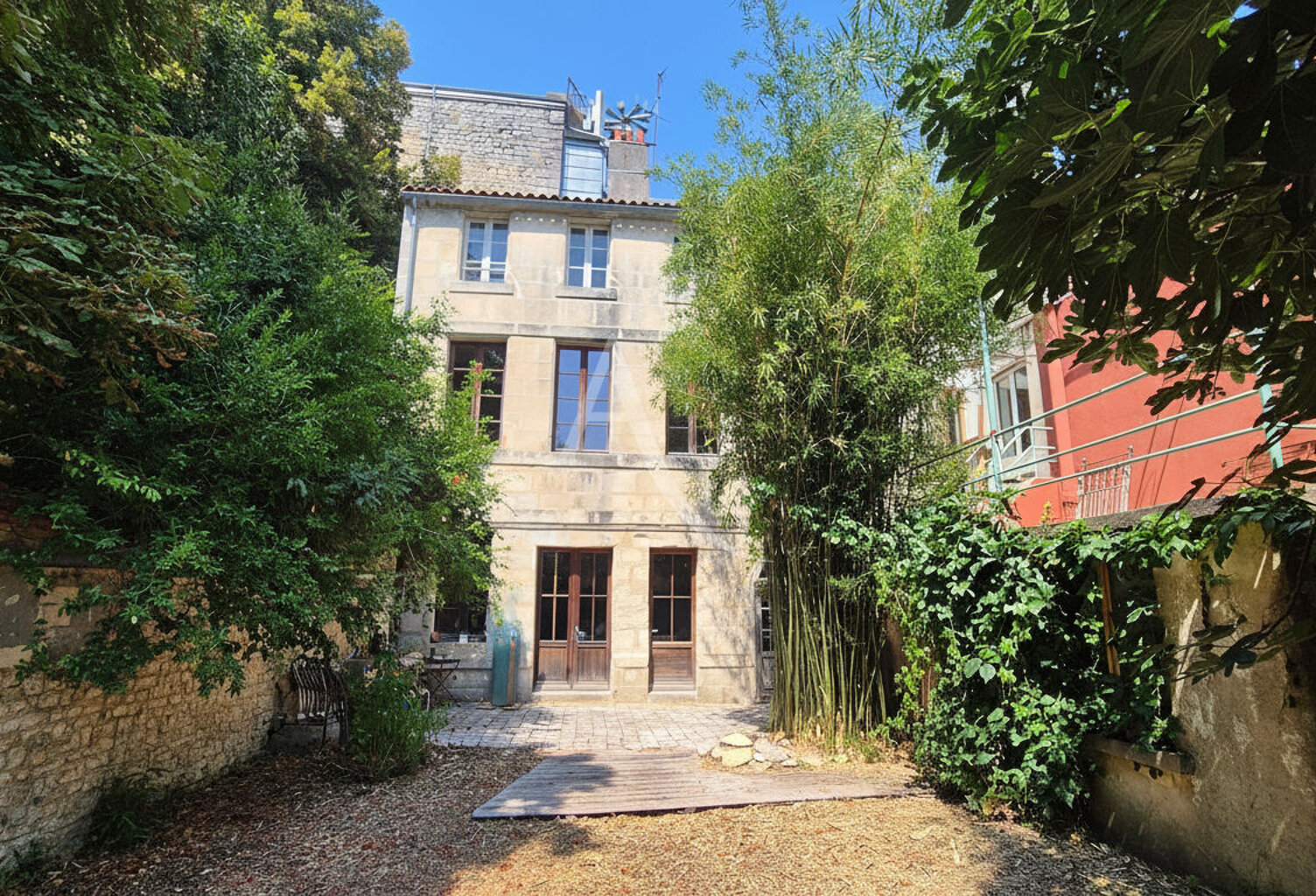 RARE À ROCHEFORT ? MAISON AU CALME AVEC JARDIN DANS UNE RUE TRÈS PRISÉE — photo 1