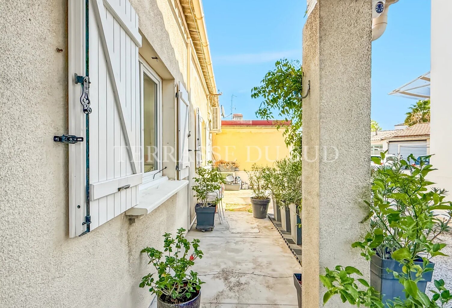 Maison de Ville avec petite Terrasse et Stationnement Privatif - Centre de Saint Victoret — photo 1