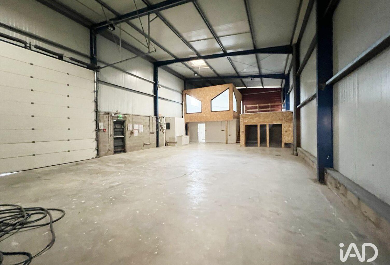 Location Local d'activités 240 m&sup2; — photo 1