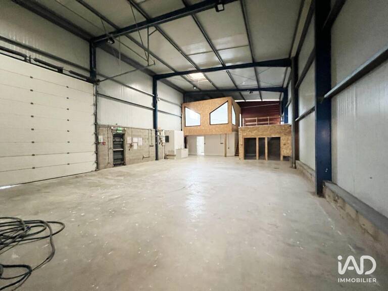 Location Local d'activités 240 m&sup2; — photo 1